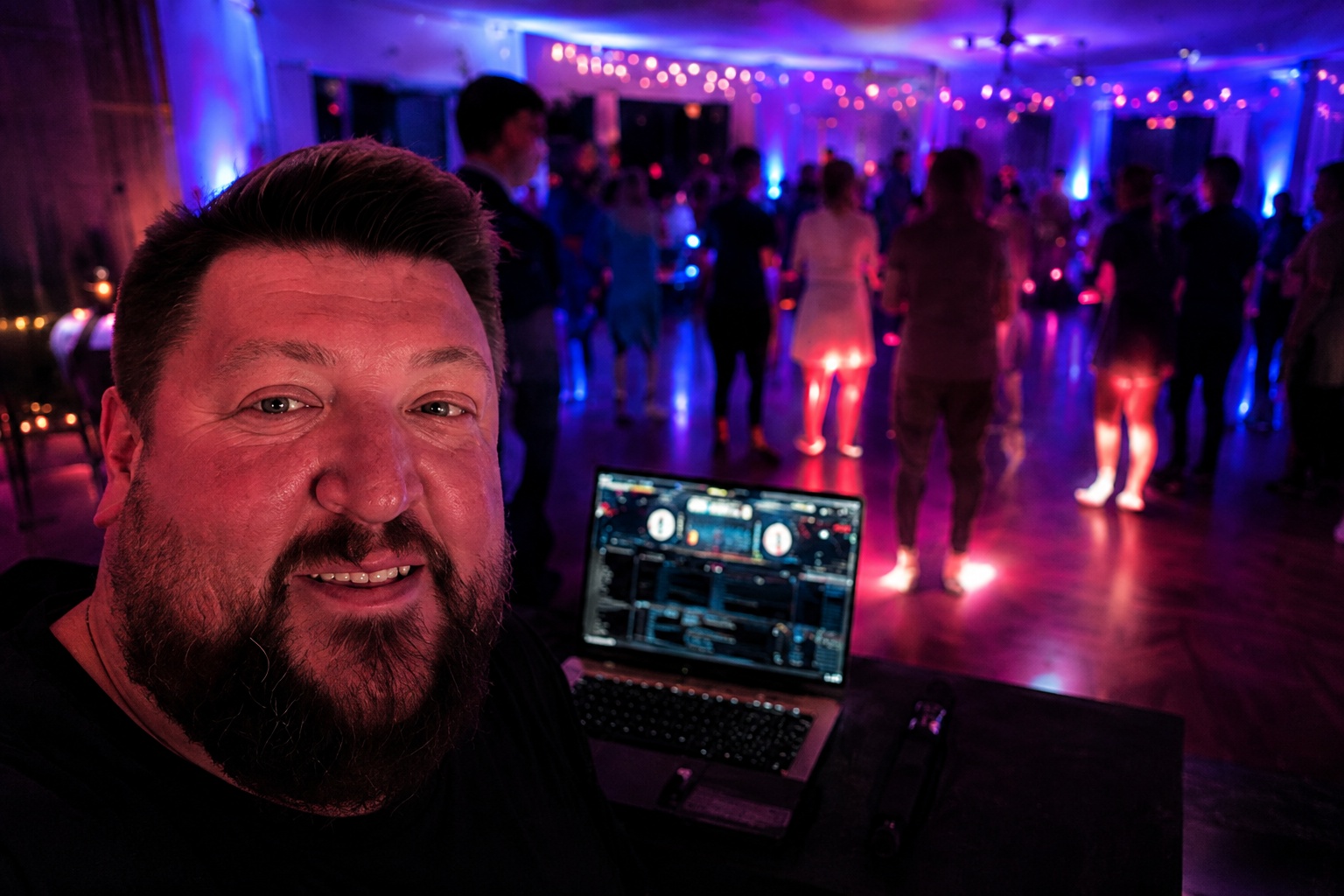 DJ bei einer Hochzeit mit Gästen