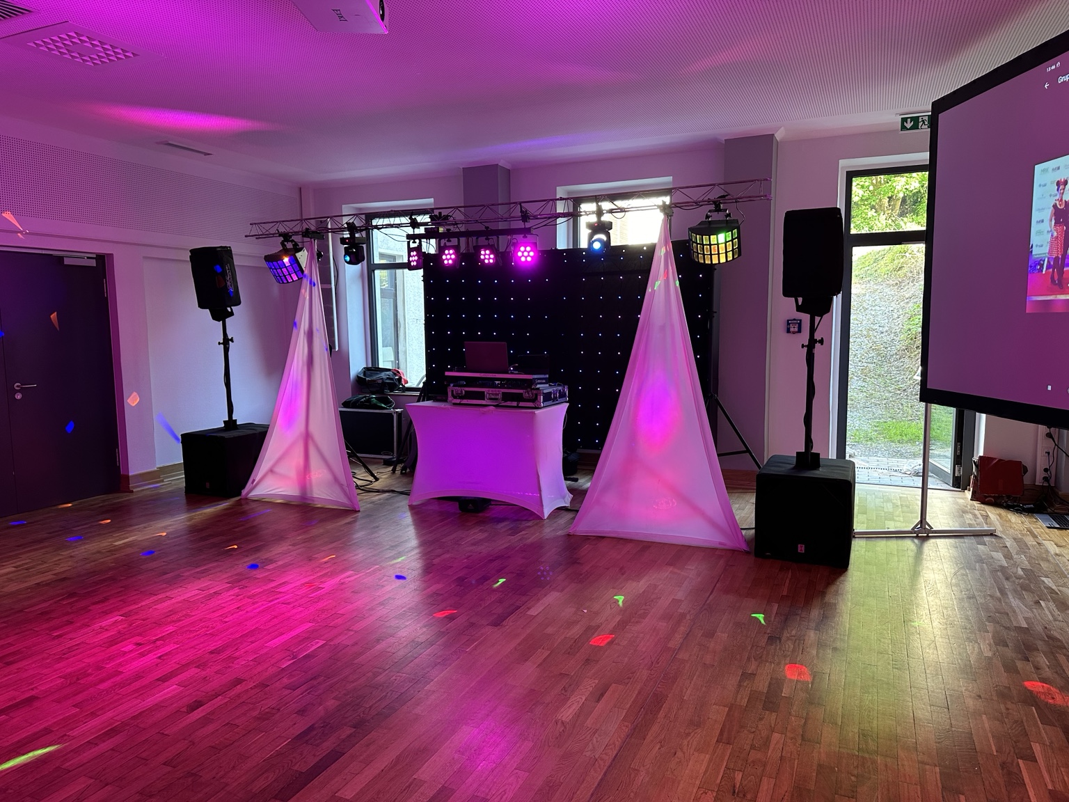 DJ Technik mit Lichttraverse