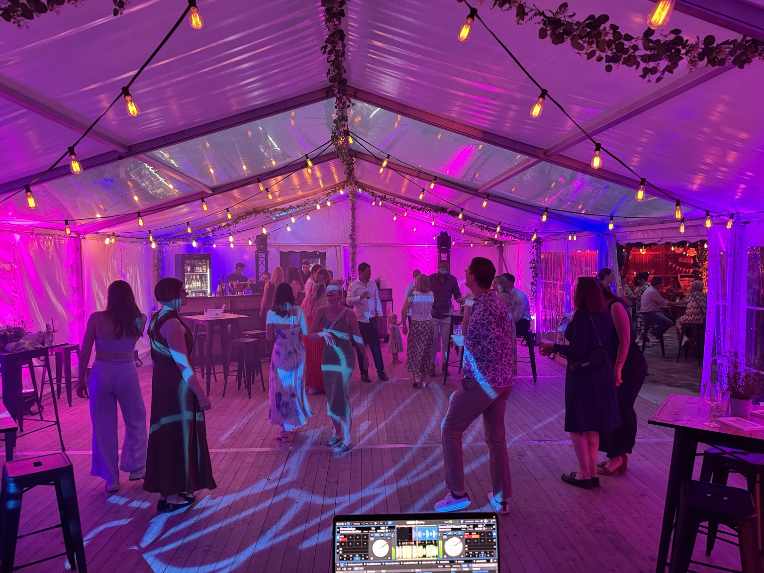 Party in einem beleuchteten Festzelt